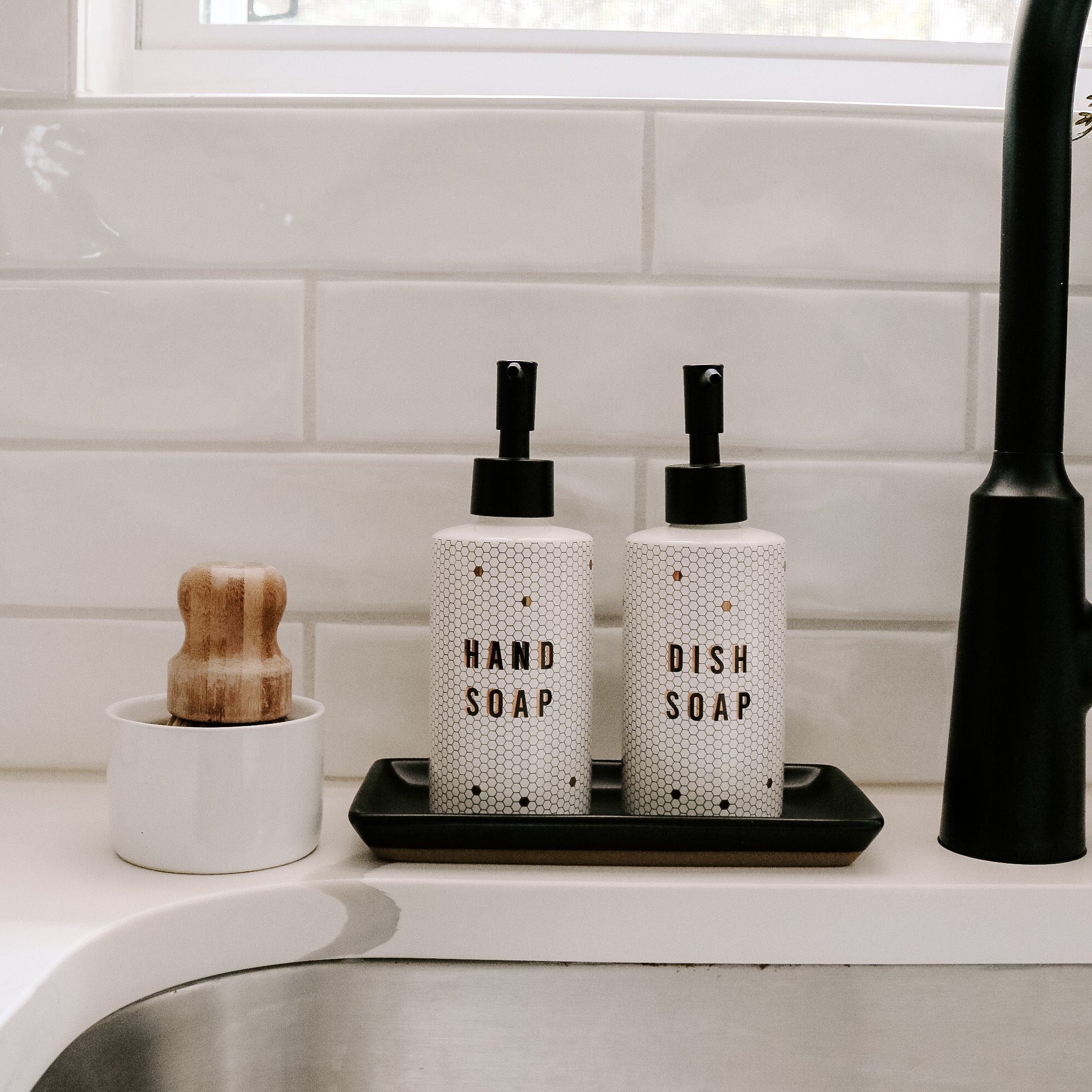 HAND HONEYCOMB SOAP DISPENSER Blossom Croft